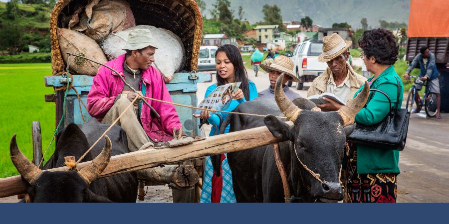 Motra në Madagaskar, po përdorin broshurën «Lajm i mirë»