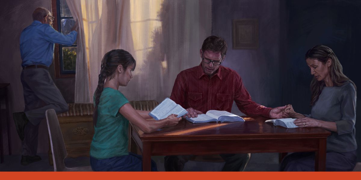 Një familje po lexon Biblën ndërsa një vëlla bën rojë në dritare.