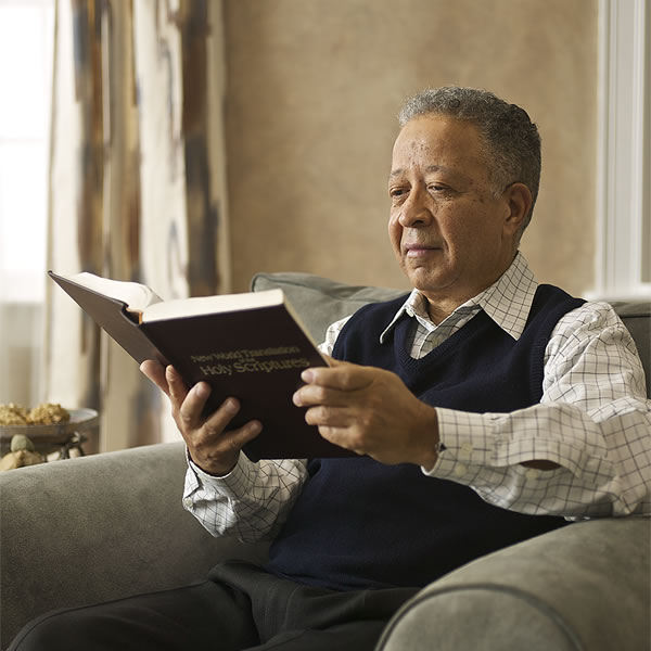 Një burrë lexon Biblën