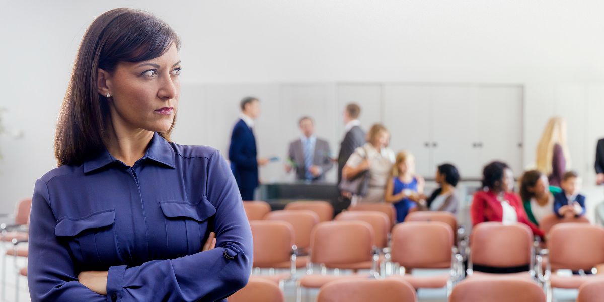 Një motër e inatosur në një mbledhje kongregacioni