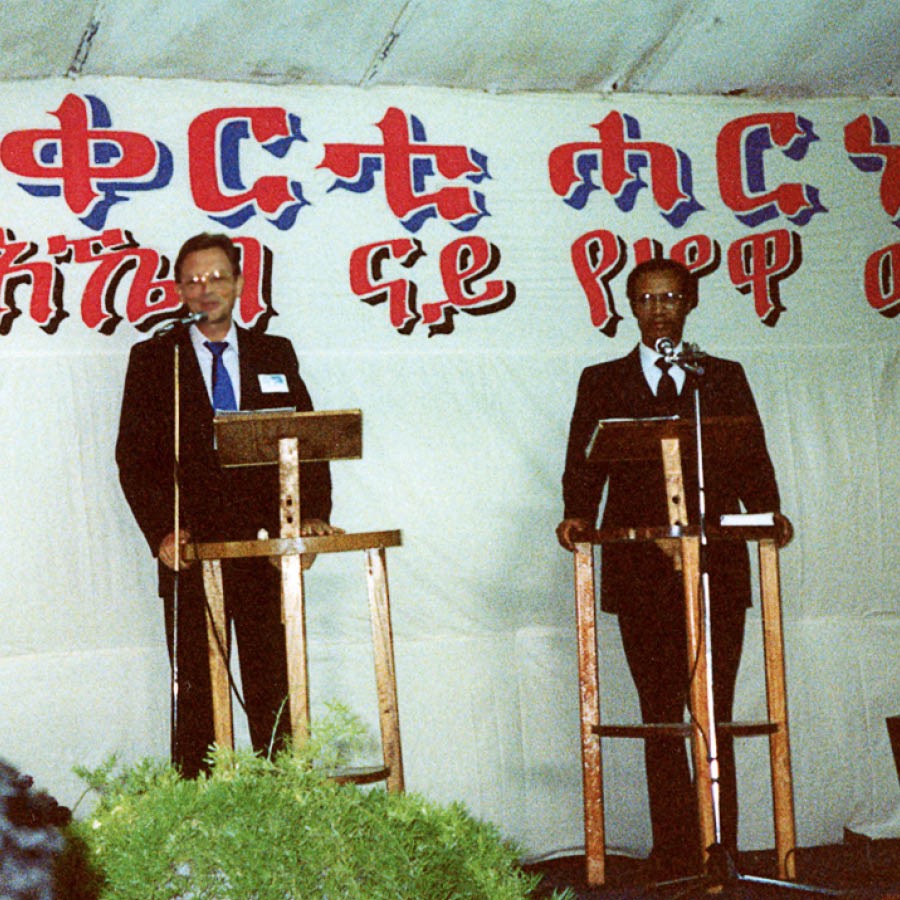 Manfred Tonaku duke mbajtur fjalim në një kongres në Asmarë (në Eritre) më 1992