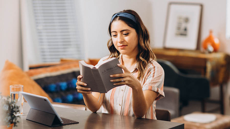 Një motër po lexon Biblën