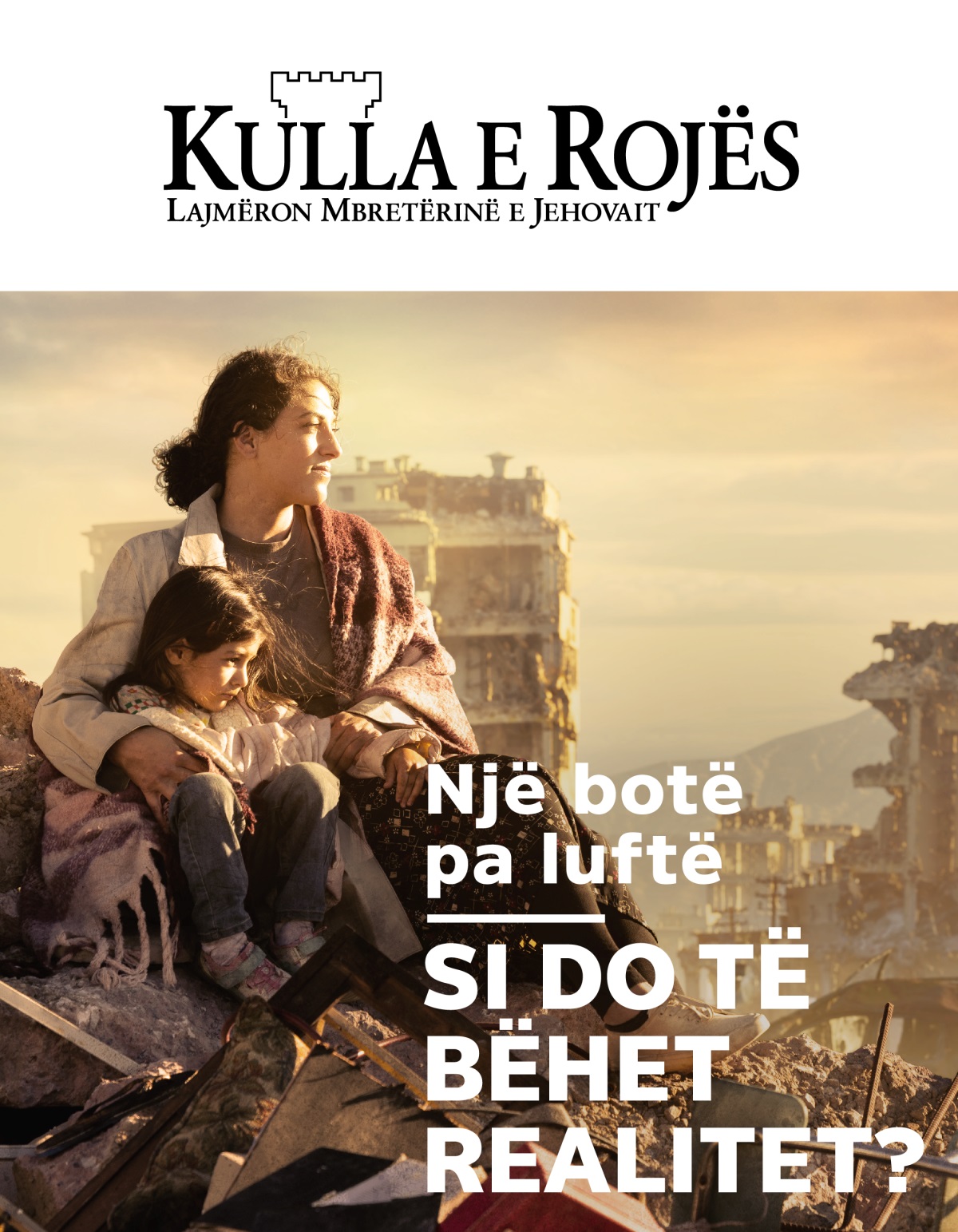 Një grua i ka hedhur krahun vajzës së saj të vogël, teksa janë ulur mbi një grumbull rrënojash të një qyteti të shkatërruar nga lufta. Përreth tyre ka godina të shkatërruara.