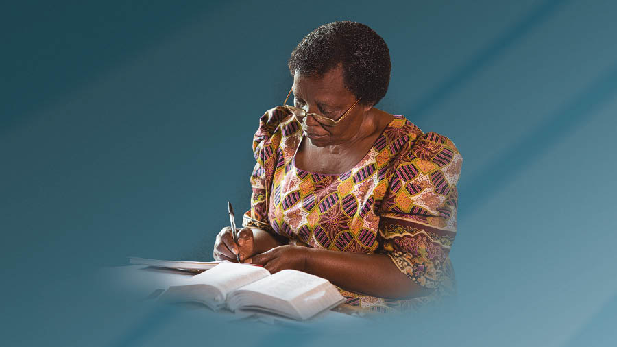 Dzadze ushumayela ngekubhala incwadzi.