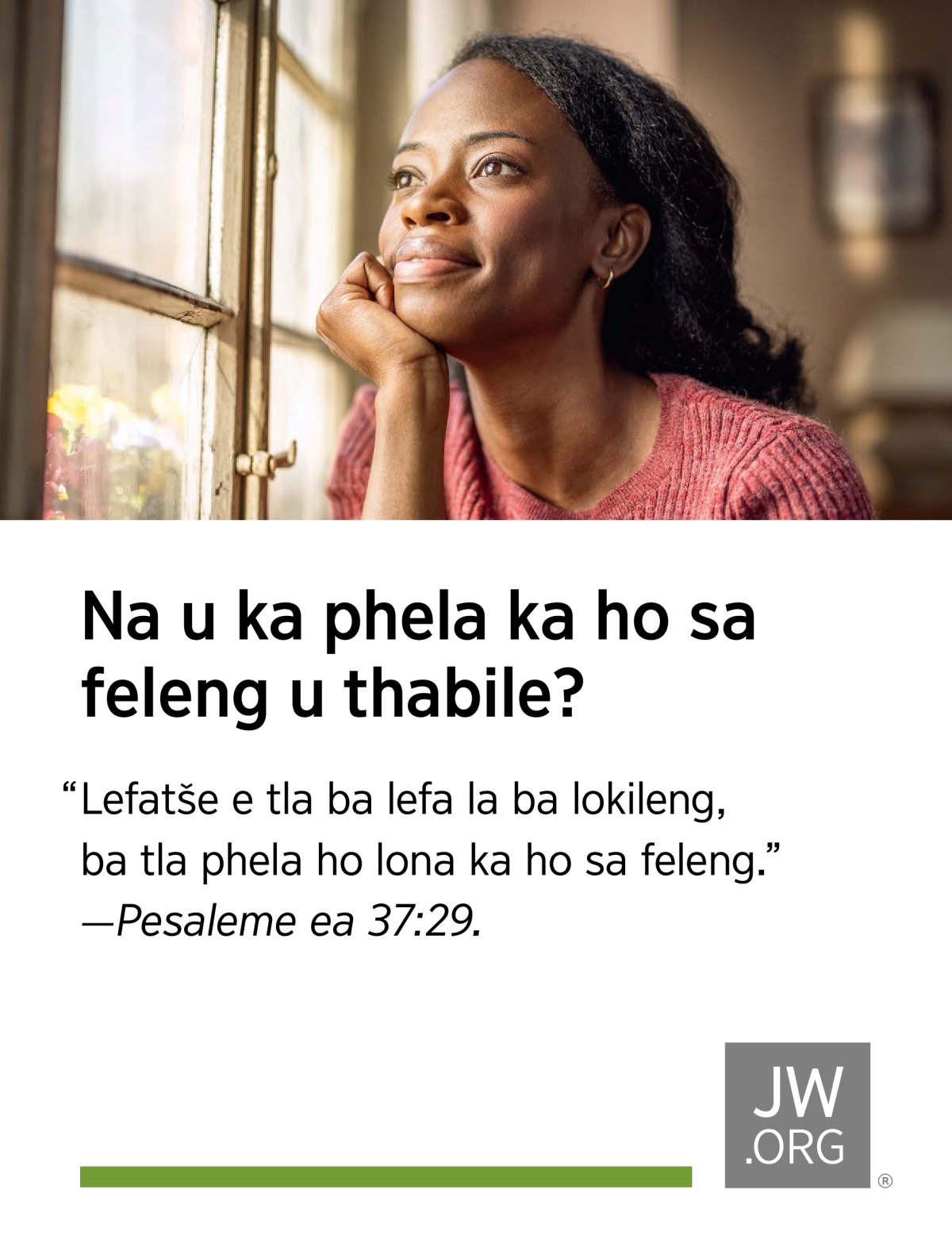 Ausi o shebile ka ntle ka fensetere a khotsofetse.