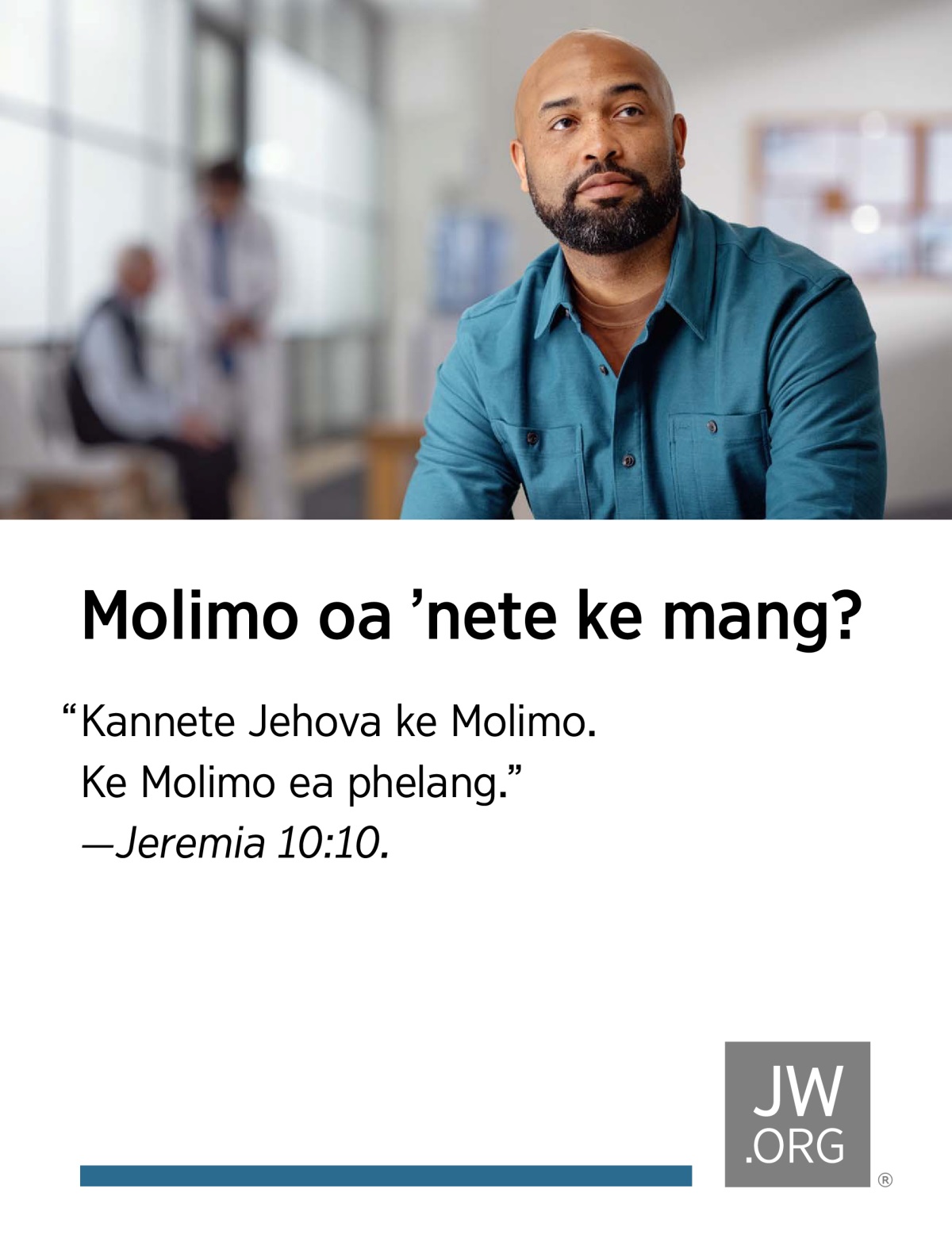 Ntate o lutse setulong ngakeng o emetse ho bitsoa.