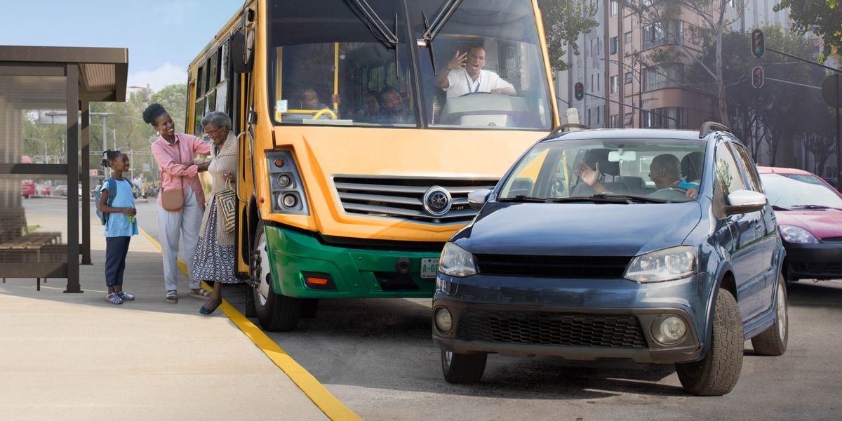 Mokhanni oa bese o halefile ebile o omanya mokhanni e mong ea kenang ka pel’a hae sephethe-phetheng. Ka lehlakoreng le leng, ’mè le mora oa hae ba thusa nkhono hore a theohe beseng.