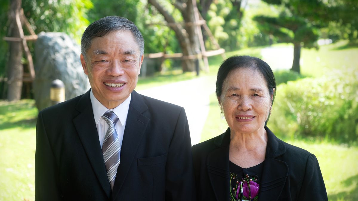 Lanh le mosali oa hae ba bososela hammoho serapeng sa boikhathollo.