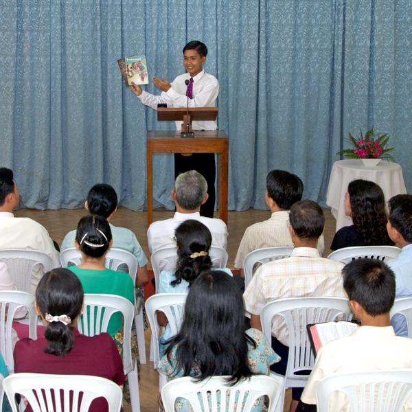 Mohlanka ea sebeletsang o fana ka puo