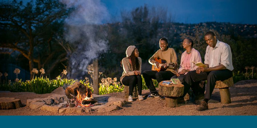 Ba binela Jehova lipina tsa thoriso nakong ea borapeli ba lelapa, naheng ea Africa Boroa