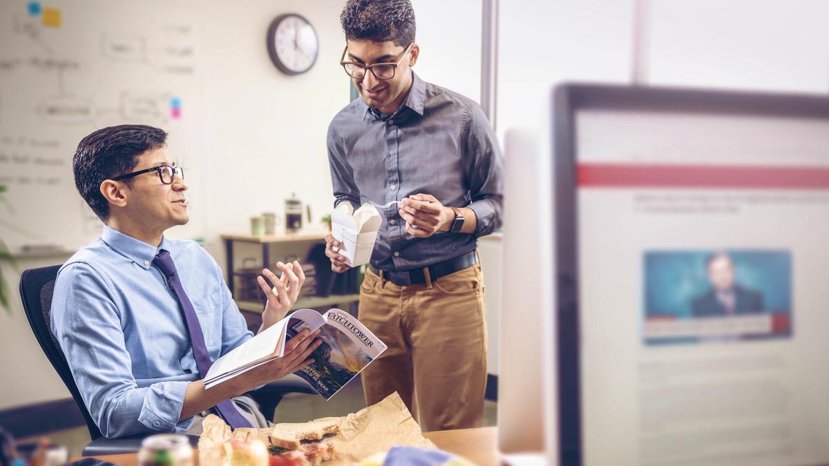 Mor’abo rona o pakela mosebetsi-’moho ka nako ea bona ea lijo tsa motšehare.