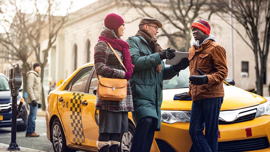 Banyalani bao ba sebelisa puo eo ba ithutileng eona ha e ntse e le baromuoa ho ruta bajaki ba naheng ea habo bona litaba tse molemo