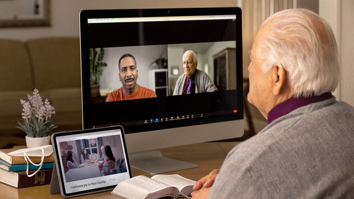 Moholo o etsetsa mor’abo rona e mong leeto la bolisa a sebelisa videoconferencing. Moholo o butse Bibele ’me sesebelisoeng sa hae sa elektronike o hlahisitse video ea “Etsa Hore ho be le Thabo ka Lapeng.”
