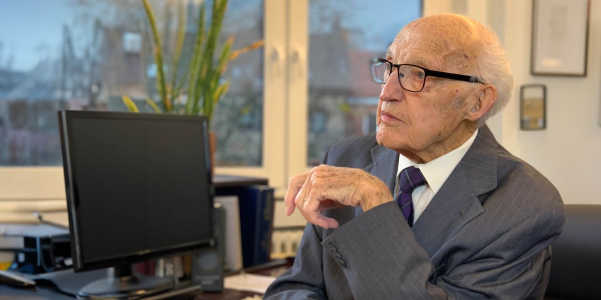 Marcel Gillet o lutse ka ofising ea hae e lekaleng la Belgium.