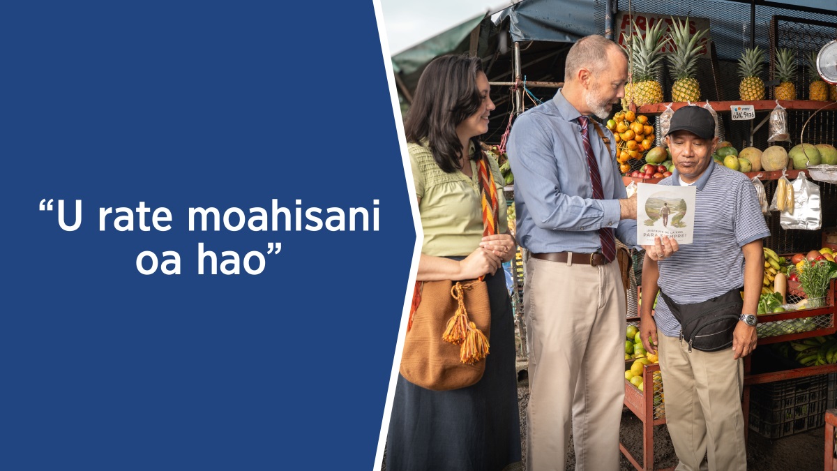 Litšoantšo: 1. Ka har’a lebokose ho ngotsoe molao oa Bibele o reng: “U rate moahisani oa hao.” 2. Banyalani ba ntseng ba etsa mosebetsi oa boboleli ’marakeng ba bontša ntate oa morabe o fapaneng bukana ea “U ka Thaba ka ho sa Feleng!”