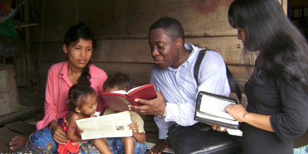 Jason Blackwell predikar i Kambodja.