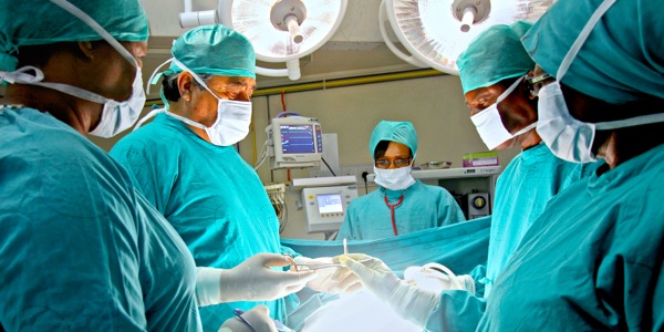 Dakt. Guillermo Perez akifanya upasuaji