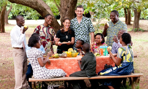 Clodomir na Lysiane wakifurahia ushirika pamoja na wakristo wenzao friends