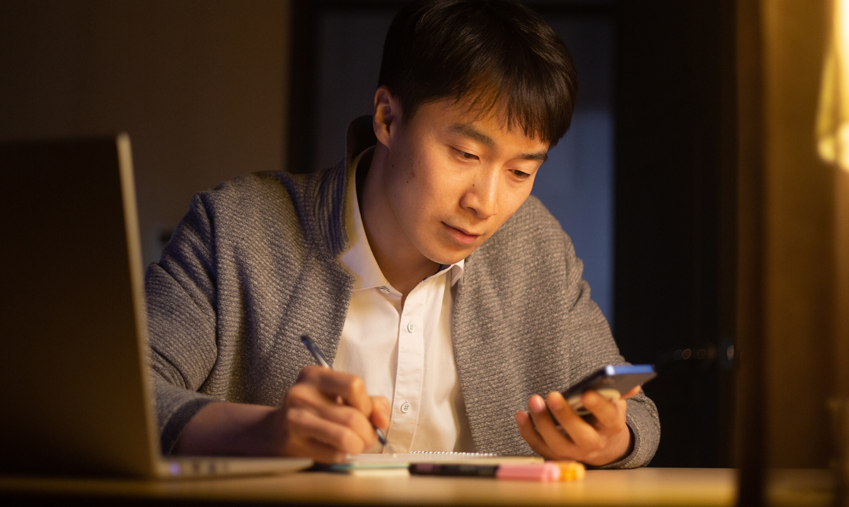 En ung broder förbereder sig för en bibelkurs i ”Ett hopp om en ljus framtid”.