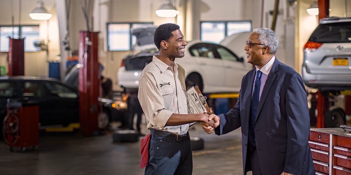 Serbisu-naʼin neʼebé iha naran diʼak