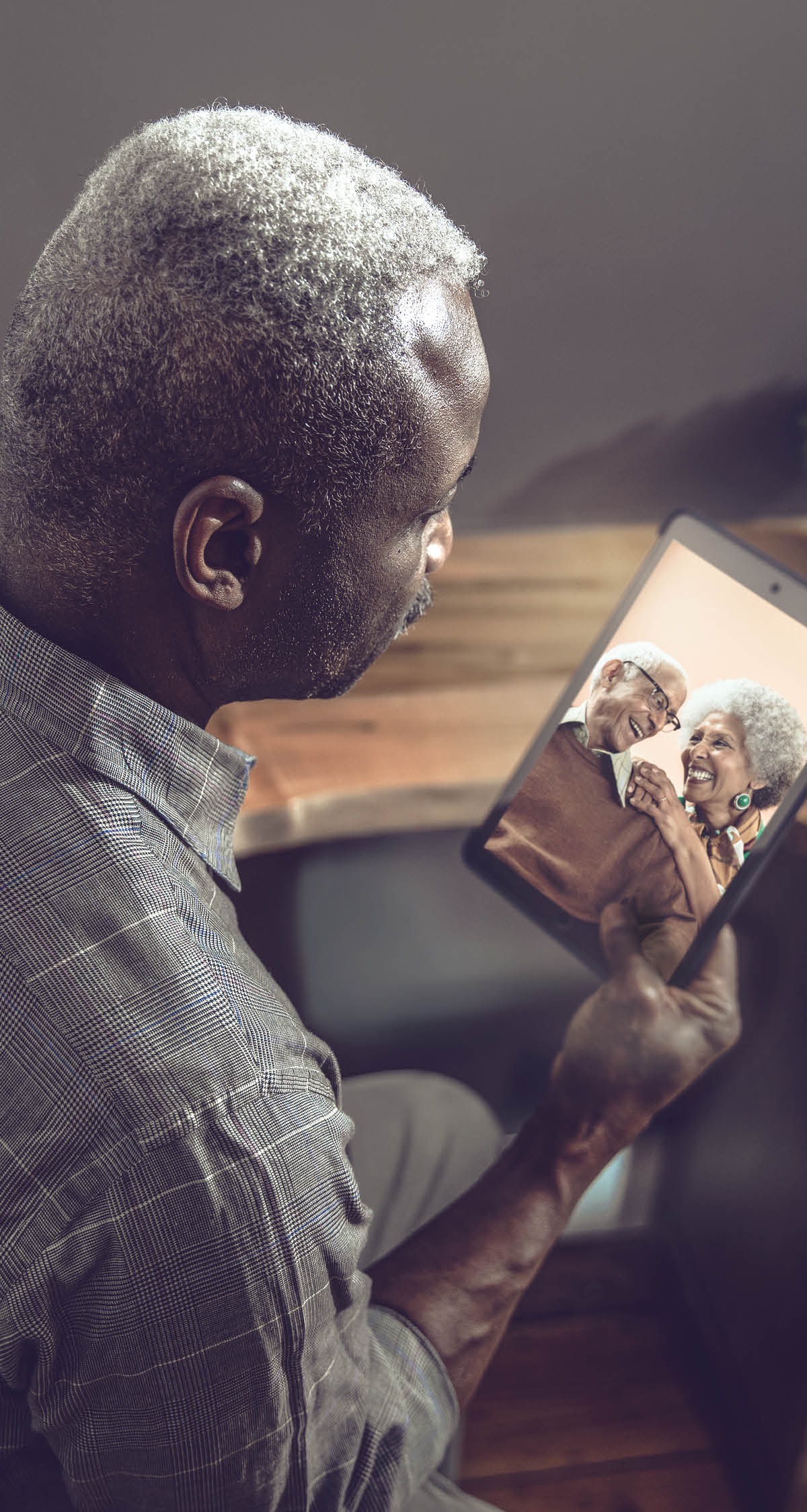 Sientista neʼebé temi ona kaer foto husi kaben-naʼin neʼebé temi iha informasaun primeiru