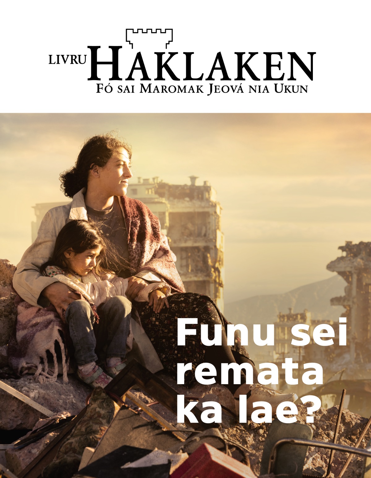 Inan ida tuur hamutuk ho ninia oan-feto iha sidade neʼebé rahun ona tanba funu. Iha sira-nia sorin-sorin iha uma oioin neʼebé rahun ona.