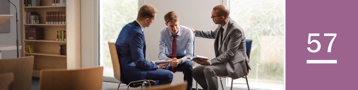 57వ పాఠం. ఒక యువ సహోదరుడు తాను చేసిన ఘోరమైన పాపాన్ని రాజ్యమందిరంలో ఇద్దరు సంఘపెద్దల ముందు ఒప్పుకుంటున్నాడు.