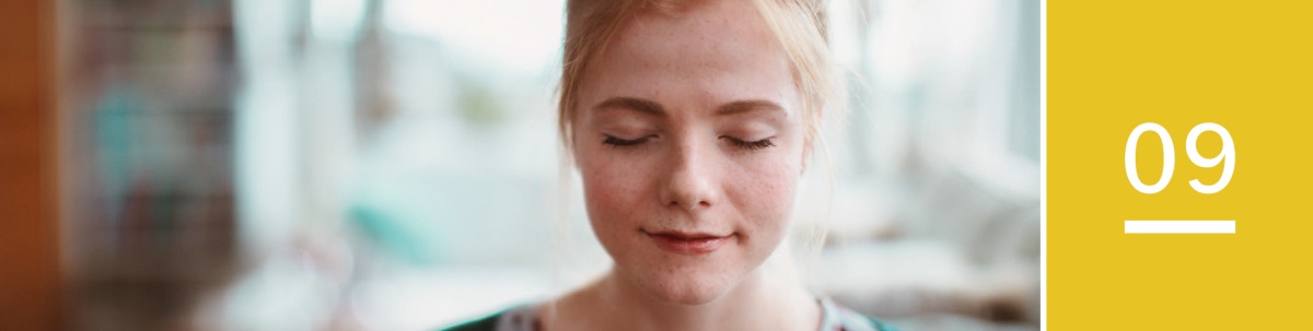 9వ పాఠం. ఒకామె ఒంటరిగా ప్రార్థిస్తోంది.