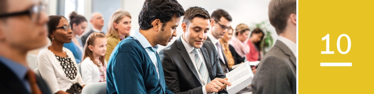 10వ పాఠం. యెహోవాసాక్షుల మీటింగ్‌ జరుగుతున్నప్పుడు ఒక సహోదరుడు బైబిలు చూపిస్తుంటే, ఒకతను అందులో లేఖనం చూస్తున్నాడు.