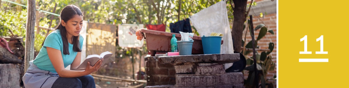 11వ పాఠం. ఒకామె ఇంటి పనులు చేసుకుంటూ డాబా మీద కూర్చుని బైబిలు చదువుతుంది.