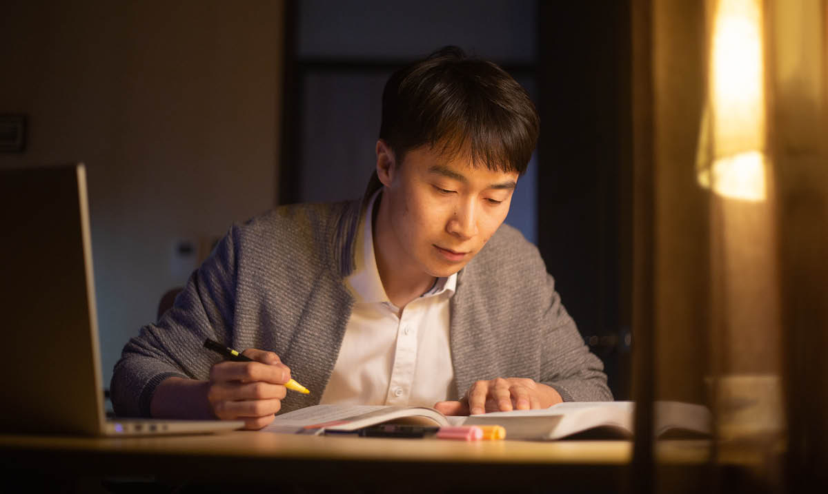 พี่​น้อง​ชาย​วัยรุ่น​กำลัง​เตรียม​ตัว​เพื่อ​สอน​นัก​ศึกษา​โดย​ใช้​หนังสือ “ชีวิต​ที่​มี​ความ​สุข​ตลอด​ไป”