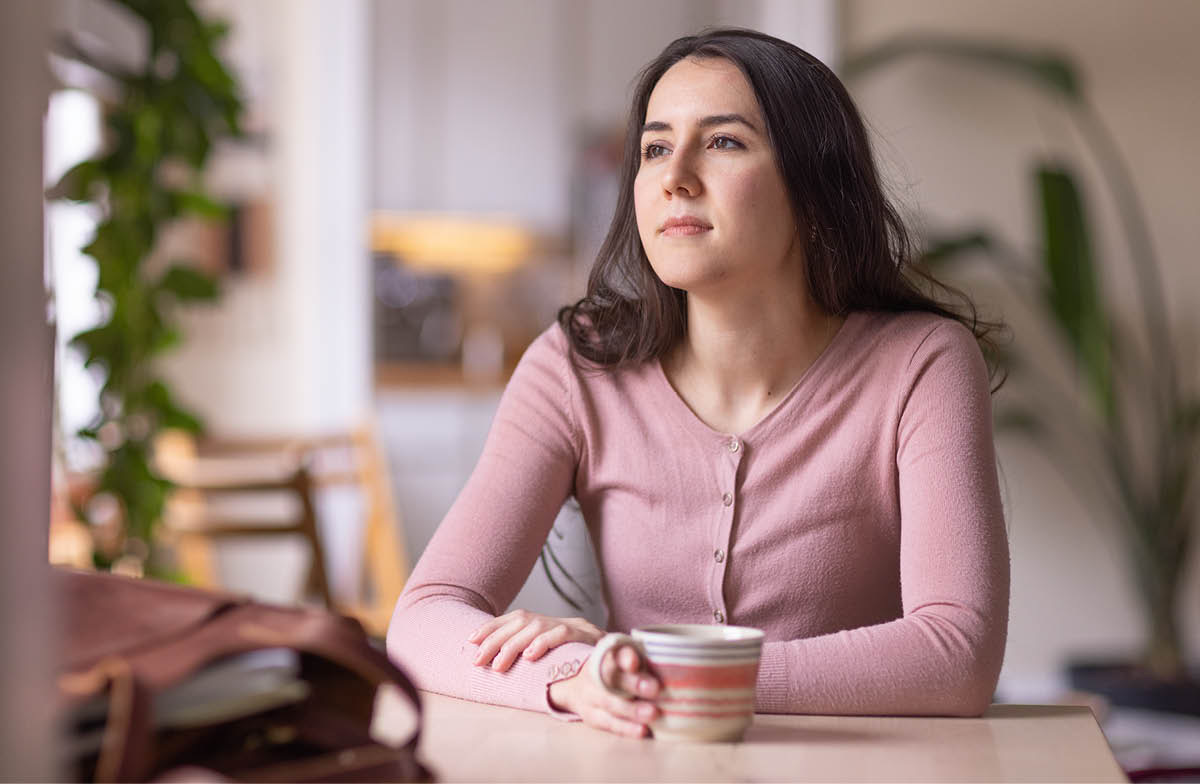 พี่​น้อง​หญิง​คน​หนึ่ง​กำลัง​คิด​ใคร่ครวญ