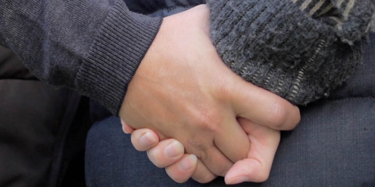 ผู้​ชาย​และ​ผู้​หญิง​จับ​มือ​กัน