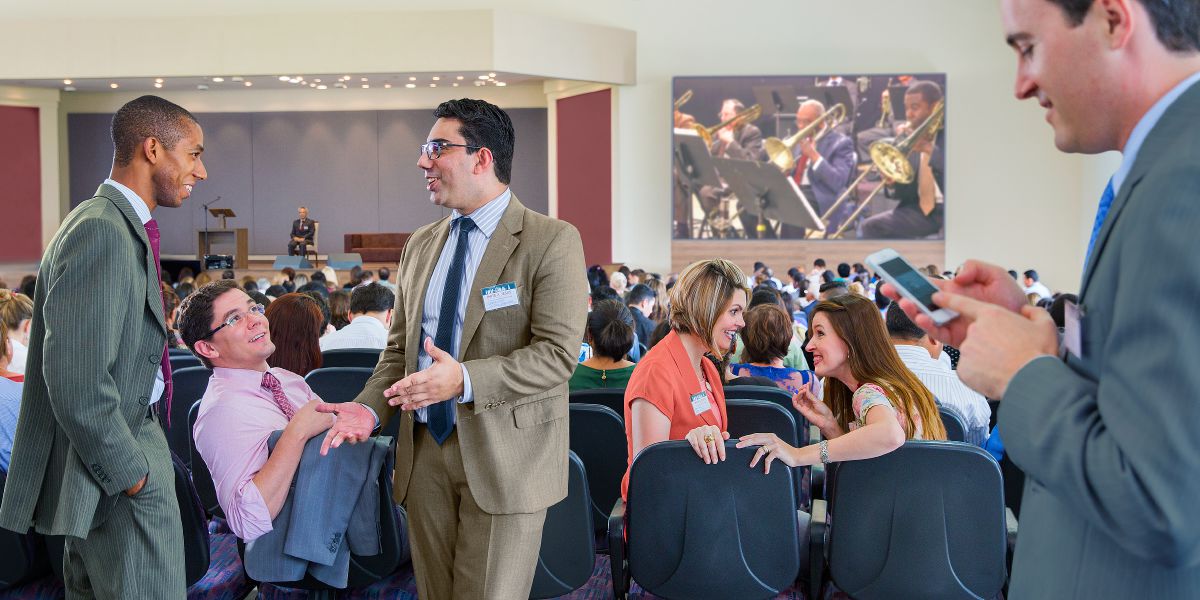 บาง​คน​ไม่​ได้​สนใจ​ตอน​ที่​ดนตรี​เริ่ม​บรรเลง​ซึ่ง​แสดง​ว่า​การ​ประชุม​ใหญ่​เริ่ม​ต้น​แล้ว