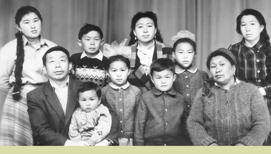 เบ​เชน​บัย เบอ​ดี​บาเยฟ​กับ​ภรรยา​และ​ลูก ๆ 8 คน