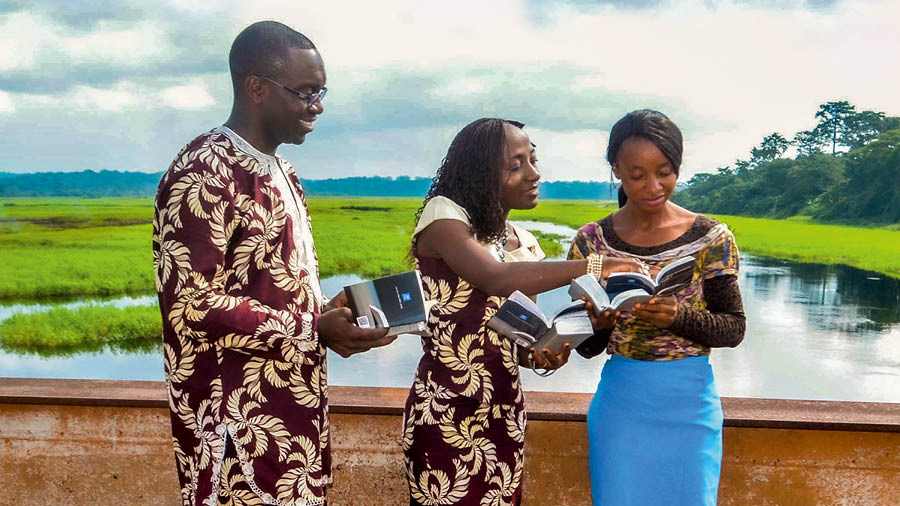 ลีอองซ์​กับ​ชา​เซล​กำลัง​ประกาศ​กับ​ผู้​หญิง​บน​สะพาน