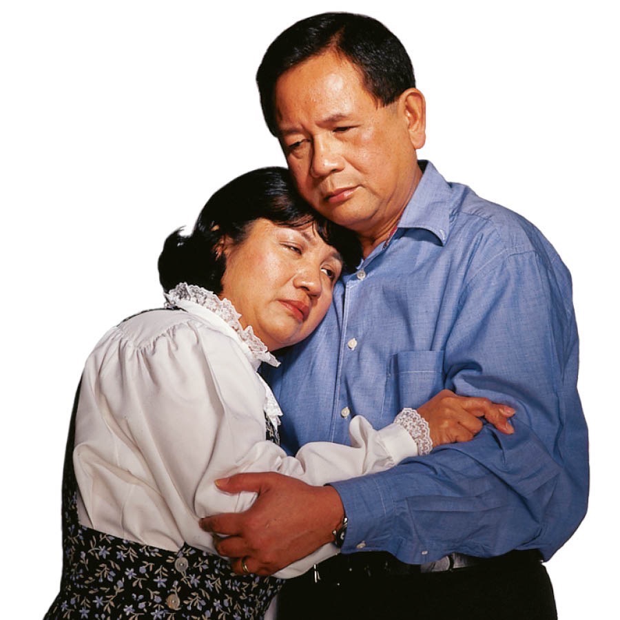 สามี​ภรรยา​คู่​หนึ่ง​อด​กัน​และ​ร้องไห้