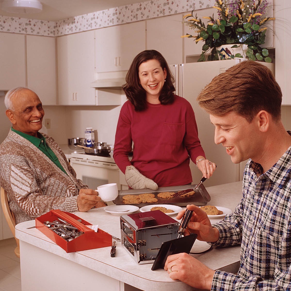 สามี​ภรรยา​คู่​หนึ่ง​กำลัง​ช่วย​งาน​ที่​บ้าน​ของ​ชาย​คน​หนึ่ง