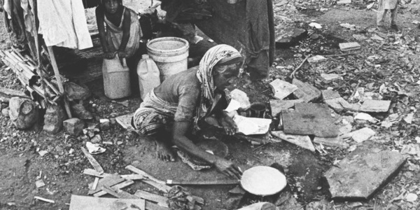 ሓንቲ ሰበይቲ ምስ ደቃ ብኽቱር ደኽነት ክትነብር ከላ