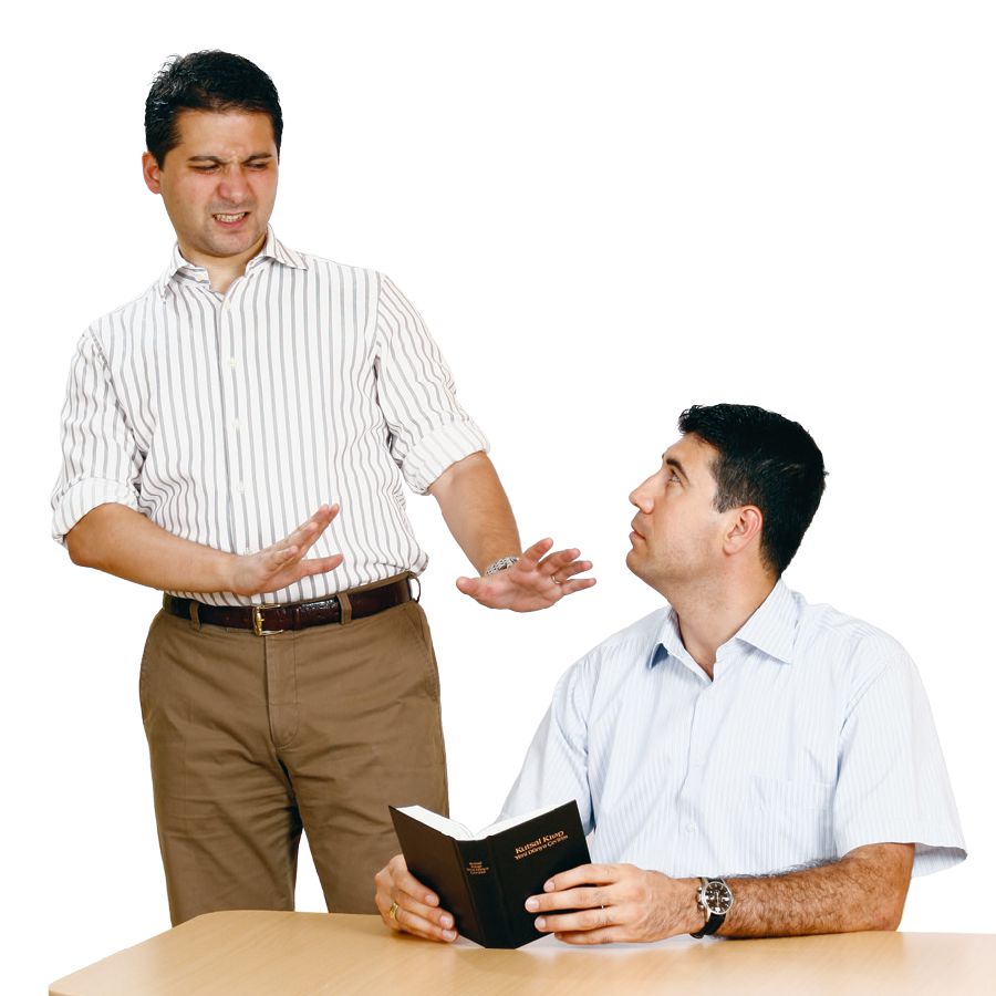 Bir adam Mukaddes Ýazgylary okaýar, beýleki bolsa ondan gaça durýar