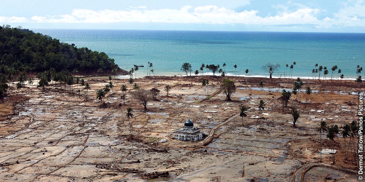 Ang baybayin sa Sumatra, Indonesia na winasak ng tsunami