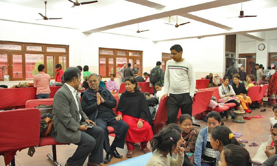 Holo ya Bogosi e dirisiwa jaaka lefelo la botshabelo morago ga thoromo ya lefatshe ya April 2015 kwa Nepal