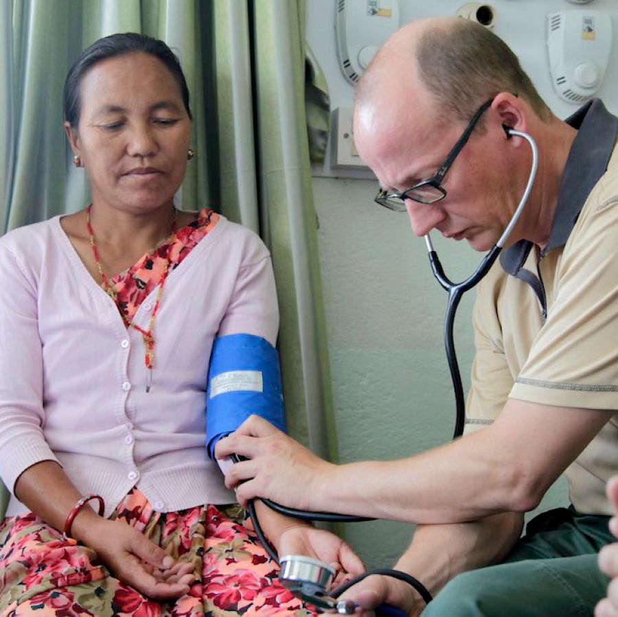 Mosupi wa ga Jehofa wa tsa kalafi wa kwa Yuropa a tlhatlhoba mosadi mongwe kwa Nepal