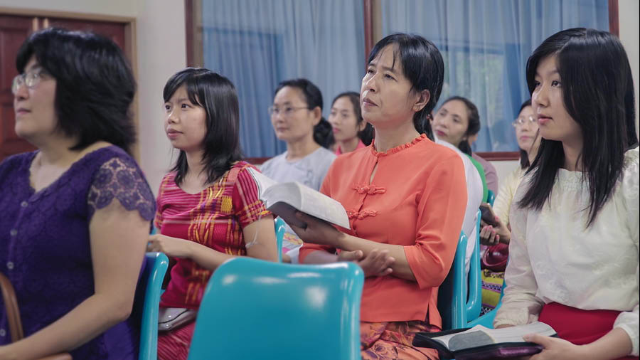 Tiragalo go tswa mo bidiong ya ‘Rata ba Bangwe mo Phuthegong—Batlholagadi le Bana Ba ba Se Nang Borre.’ Kgaitsadi Myint le ngwana wa gagwe ba le kwa dipokanong.