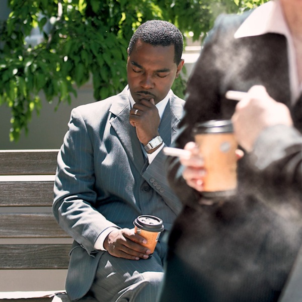 Man i beten bilong sakim smok, maski ol narapela i sanap wantaim em ol i smok