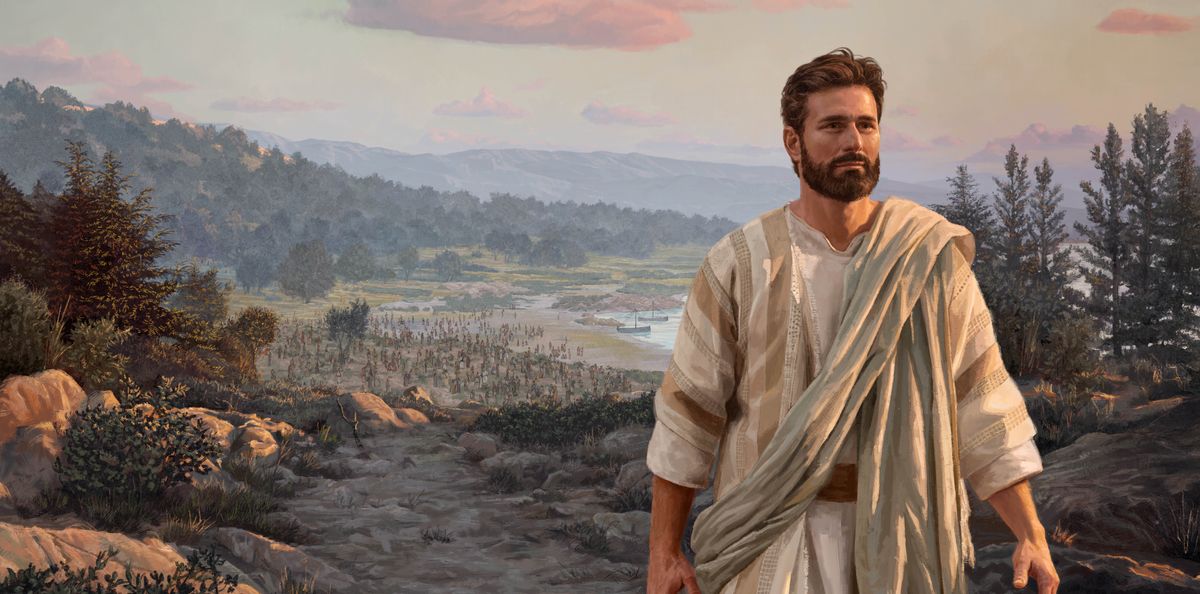 Jisas yet i wokabaut i go antap long maunten. Bikpela lain manmeri i bung long as bilong maunten.