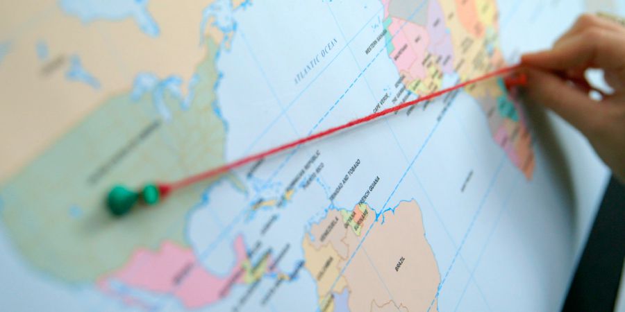 Cameron i soim raun bilong em long balus long Amerika i go long Malawi