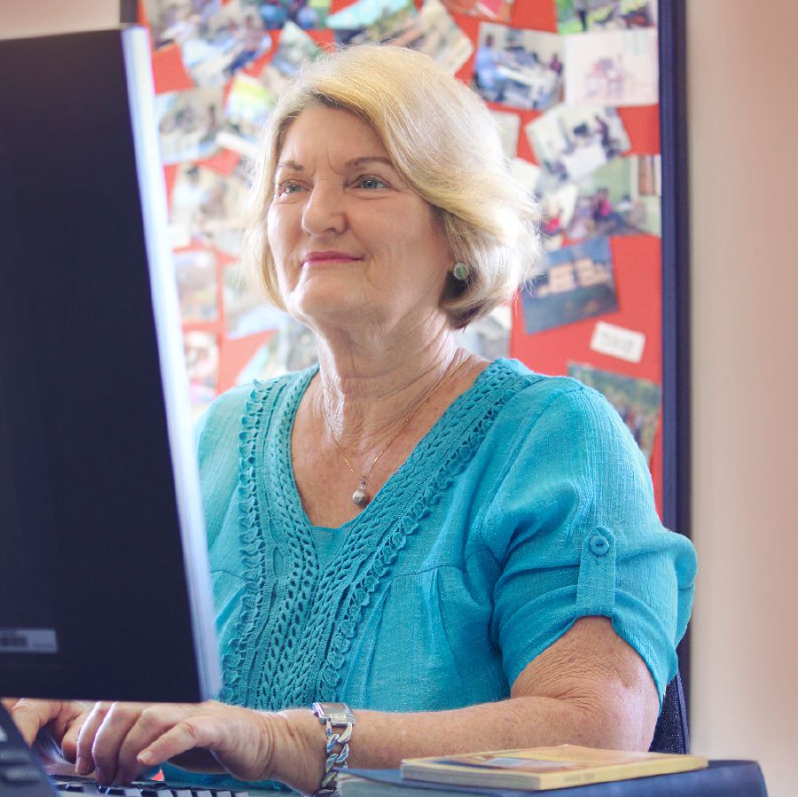 Wendy i wok long wanpela rimot trenslesen ofis long Vanuatu