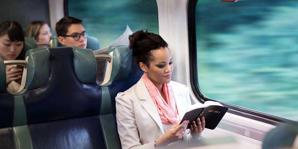 Wanpela meri i ritim Baibel insait long tren