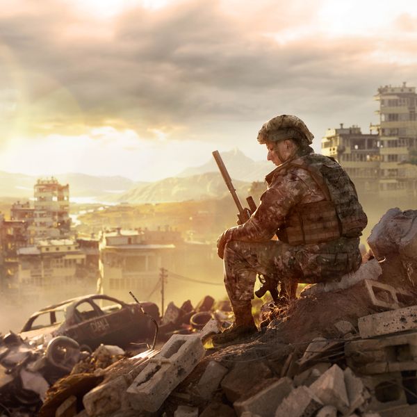 Wanpela soldia i sindaun namel long ol pipia bilong wanpela siti em woa i bin bagarapim na em i wok long tingting.